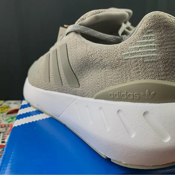 Adidas Swift Run 22 Sesame Size 7y / 8.5 Womens