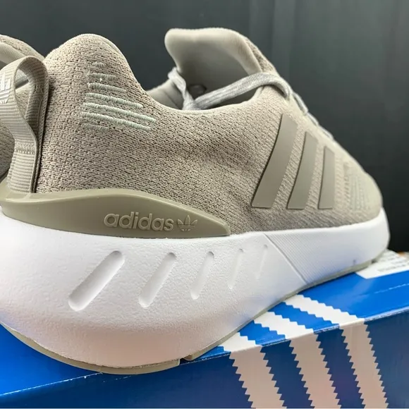 Adidas Swift Run 22 Sesame Size 7y / 8.5 Womens