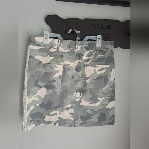 Boston Proper Gray Camo Racer Stripe Pull-On Skort Gray Multi