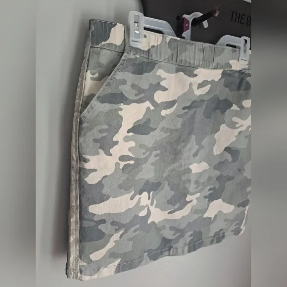Boston Proper Gray Camo Racer Stripe Pull-On Skort Gray Multi