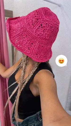 Cappello fucsia all'uncinetto