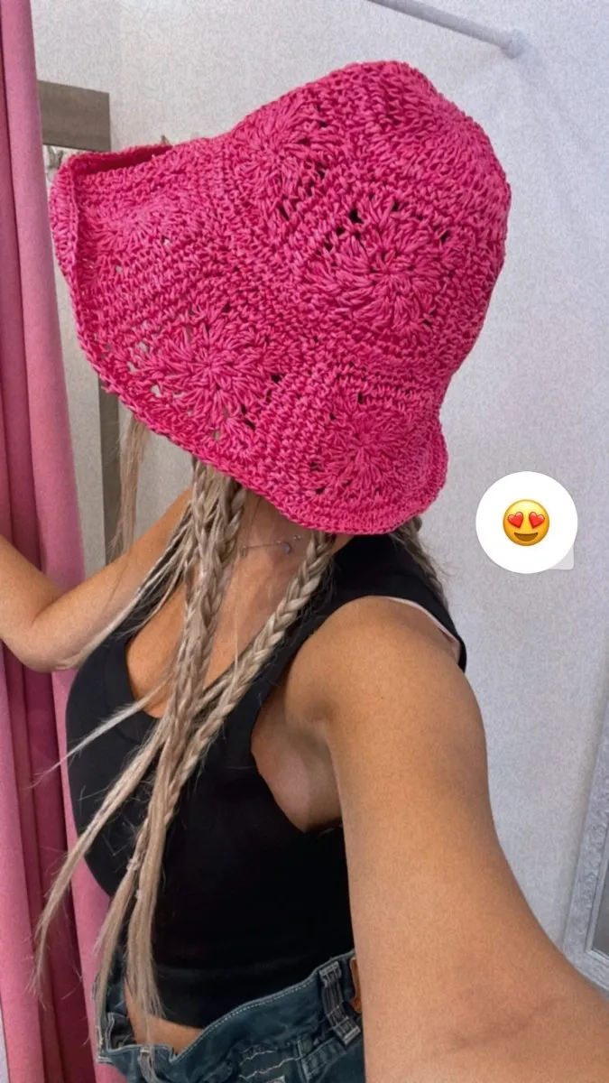 Cappello fucsia all'uncinetto