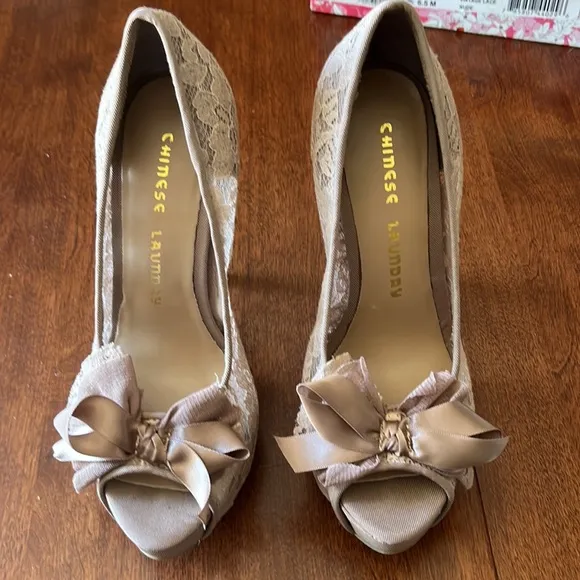 Chinese Laundry lace pumps sz 6.5