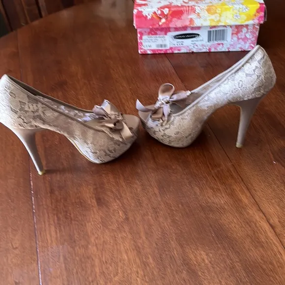 Chinese Laundry lace pumps sz 6.5