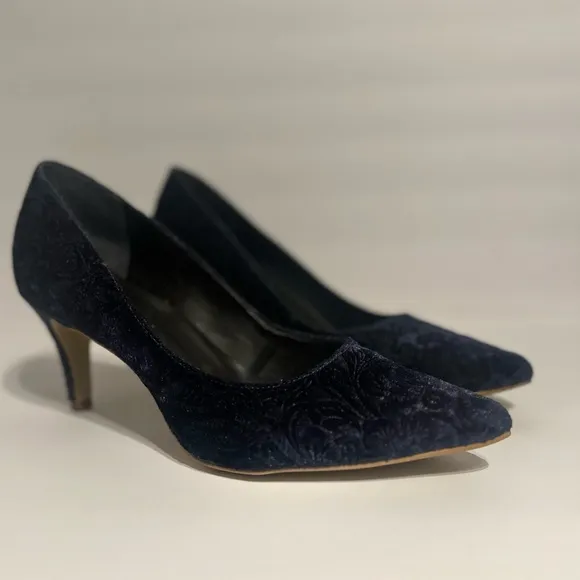 Raphaella Booz for Anthropologie | Velvet Textured Pumps in Navy size 7