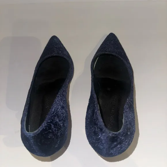 Raphaella Booz for Anthropologie | Velvet Textured Pumps in Navy size 7
