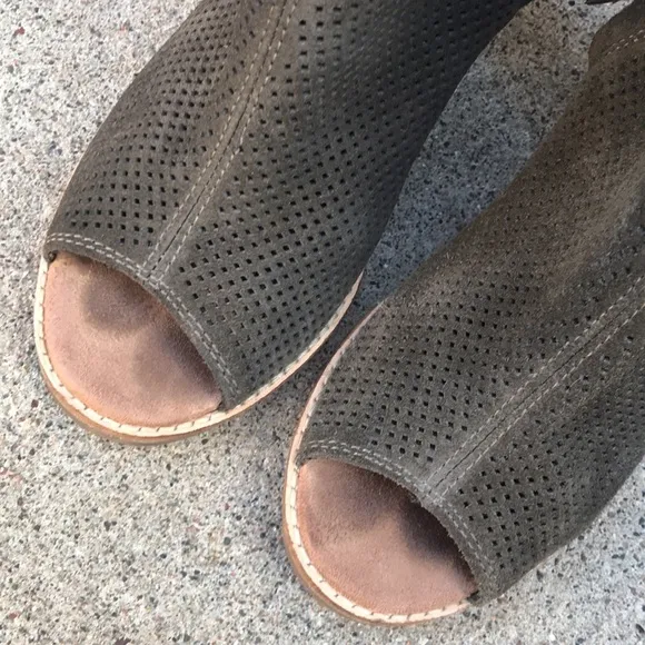 ☀️TOMS Majorca Suede Dark Olive Peep Toe Bootie