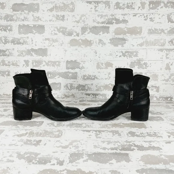 Ugg Elysian Black Leather Block Heel Almond Toe Side Zip Ankle Boots T625
