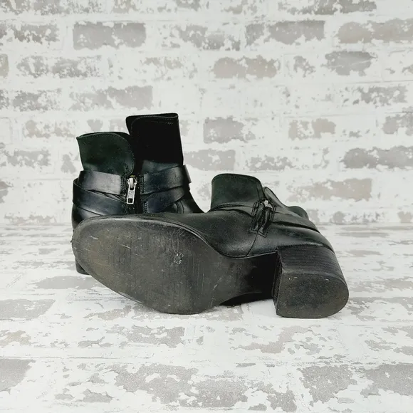 Ugg Elysian Black Leather Block Heel Almond Toe Side Zip Ankle Boots T625